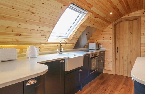 St Harmon Casa | SNOWDROP, pet friendly, with hot tub in Rhayader