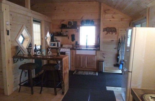 Columbia Cabina | Snowmobilers private cabin, on the trails