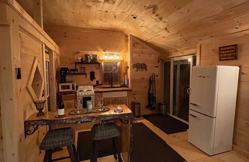 Columbia Cabina | Snowmobilers private cabin, on the trails
