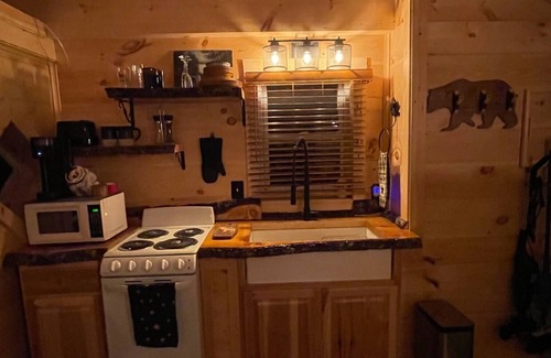 Columbia Cabina | Snowmobilers private cabin, on the trails