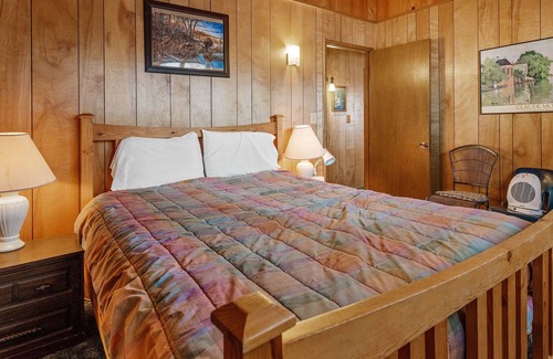 Whispering Forest Cabina | Snowridge - Charming Classic Cabin With A Wood Burning Fireplace And Wifi! 2 Bedroom Cabin