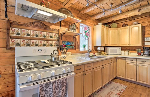 Knik-Fairview Cabaña | 'snowshoe Cabin' w/ Gas Grill: Fish & Hike!