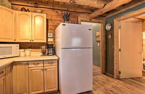 Knik-Fairview Cabaña | 'snowshoe Cabin' w/ Gas Grill: Fish & Hike!
