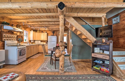 Knik-Fairview Cabaña | 'snowshoe Cabin' w/ Gas Grill: Fish & Hike!