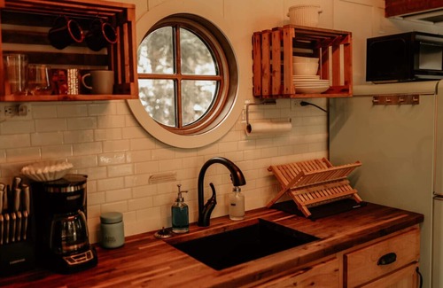 Drake Casa | Snowshoe Hare Tiny Home at The Woolly Bugger Inn