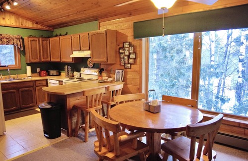 Bessemer Chalet De Esquí | Snowy Summit Ski Chalet- Where Mountain Memories Begin