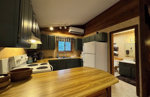 Bessemer Chalet De Esquí | Snowy Summit- Where Mountain Memories Begin