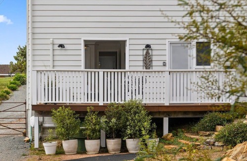 Willow Vale Apartamento | Snug 1-Bed with Charming Deck Seating