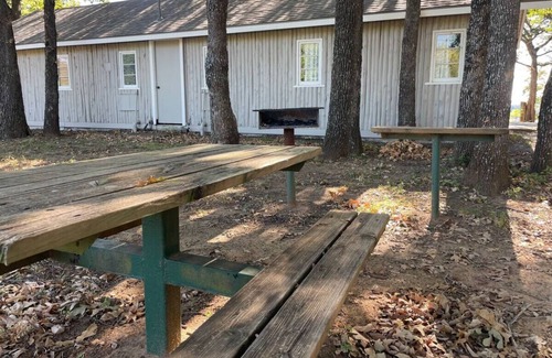 Pottsboro Cabina | Snug 2 Bed Cabin at Mill Creek Marina: Cabin 2