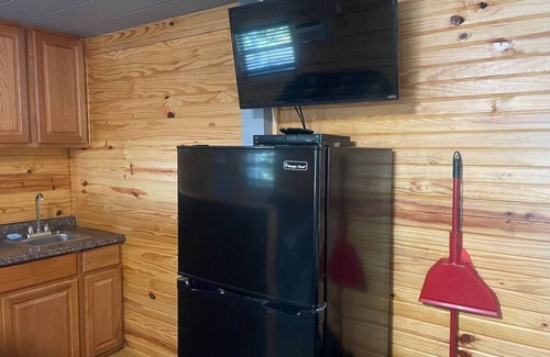 Pottsboro Cabina | Snug 3 Bed Cabin at Mill Creek Marina: Cabin 1