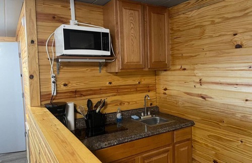 Pottsboro Cabina | Snug 3 Bed Cabin at Mill Creek Marina: Cabin 1