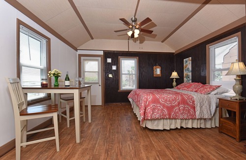 Chincoteague Hotel | Snug Harbor Marina and Hotel