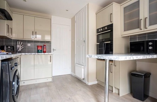 Uphall Casa | Snug Modern Home in Livingston