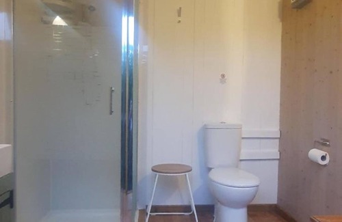 Hadlow Down Cabina | Snug secluded lakeside shepherds hut for fishing, or just relaxing.