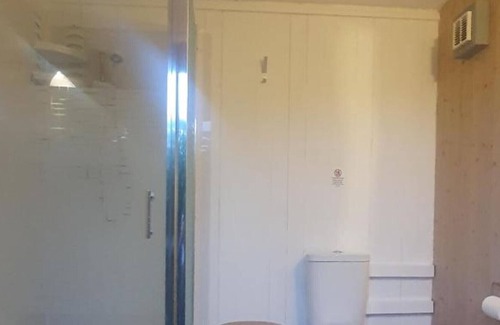 Hadlow Down Cabina | Snug & Secluded shepherds hut with balcony over lake.