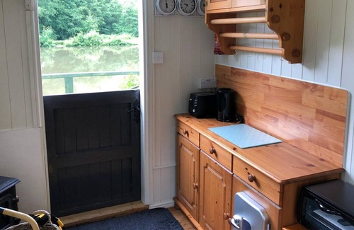 Hadlow Down Cabina | Snug & Secluded shepherds hut with balcony over lake.