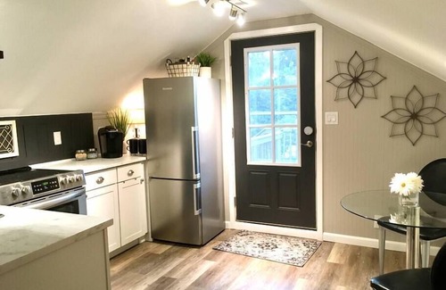 Long View Apartamento | Snug Studio Retreat- Near to Aviation museum and Highway