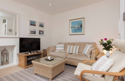 Dartmouth Cabaña | Snugglers Cove Apt 2
