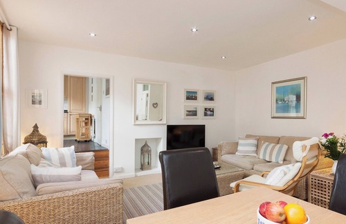 Dartmouth Cabaña | Snugglers Cove Apt 2