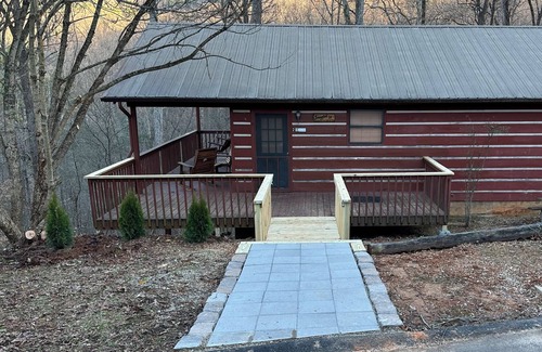 Cosby Cabina | Snuggled-In "A little cabin in the trees"