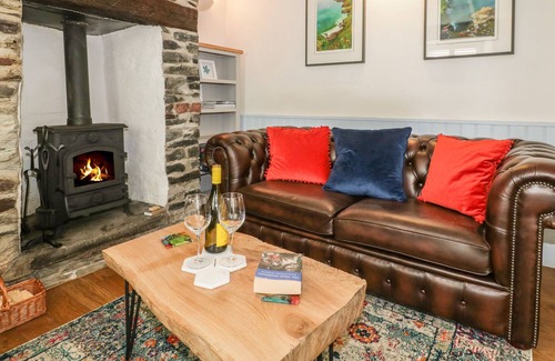 Delabole Cabaña | SNUGGLERS' COTTAGE, pet friendly, with open fire in Delabole