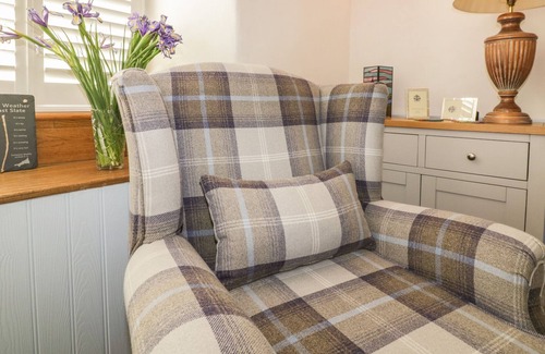 Delabole Cabaña | SNUGGLERS' COTTAGE, pet friendly, with open fire in Delabole