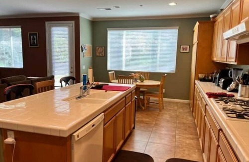 Highland Casa | So. Cal Living near Redlands- Beautiful 3,000 sq. ft. HOME - access to jacuzzi!