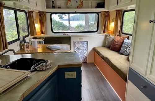 Ucluelet Alquiler De RV | So Damn Lucky Glamping