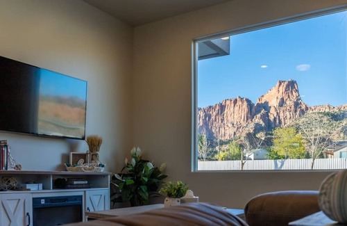 Hildale Casa | So Zion Coral Cliffs, 4Bed, 3Bath, Hot Tub, Deck, Fire Pits
