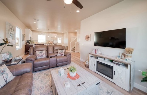 Hildale Casa | So Zion Coral Cliffs, 4Bed, 3Bath, Hot Tub, Deck, Fire Pits