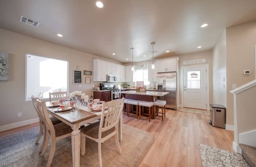 Hildale Casa | So Zion Coral Cliffs, 4Bed, 3Bath, Hot Tub, Deck, Fire Pits