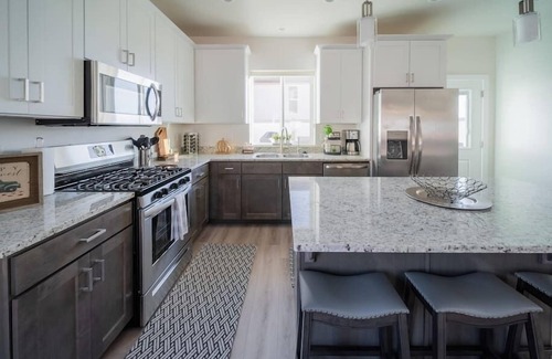 Hildale Casa | So Zion Painted Desert-4Bed, 3Bath, Hot Tub, Deck