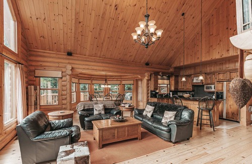 Fiddler Lake Resort Chalet De Esquí | Soak in a Private Spa, Sauna, Heated Pool, Nature