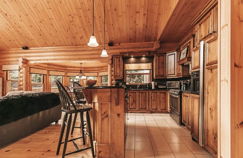 Fiddler Lake Resort Chalet De Esquí | Soak in a Private Spa, Sauna, Heated Pool, Nature