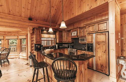 Fiddler Lake Resort Chalet De Esquí | Soak in a Private Spa, Sauna, Heated Pool, Nature