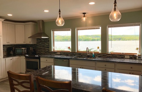Bradford Casa | ¡Sumérgete en la puesta de sol y celebra la belleza de cualquier estación en el lago!