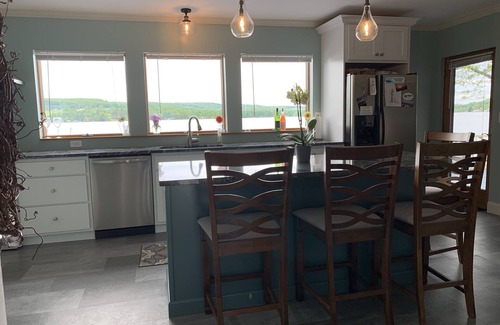 Bradford Casa | ¡Sumérgete en la puesta de sol y celebra la belleza de cualquier estación en el lago!