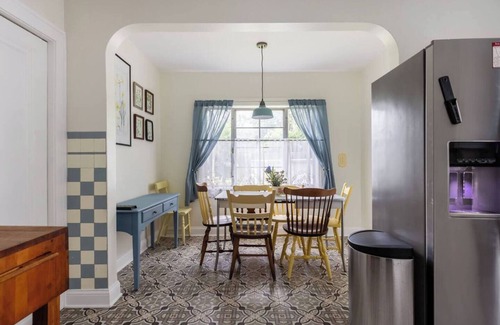 Cleveland Casa | Blocks from CCF/UH Euclid/Hospice 15 min to Downtown CLE 5 min to Beaches Antique Charm Fast WiFi A/C King Bed Soaking Tub