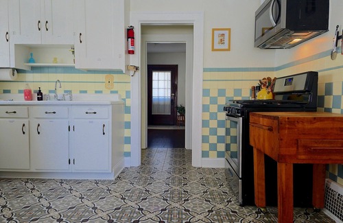 Cleveland Casa | Blocks from CCF/UH Euclid/Hospice 15 min to Downtown CLE 5 min to Beaches Antique Charm Fast WiFi A/C King Bed Soaking Tub