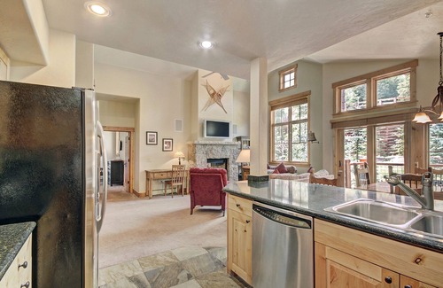 Breckenridge Condominio | Soaring Ceilings + Mins To Gondola/apres-ski - 2br Sleeps 6 2 Bedroom Townhouse by RedAwning