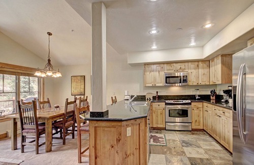 Breckenridge Condominio | Soaring Ceilings + Mins To Gondola/apres-ski - 2br Sleeps 6 2 Bedroom Townhouse by RedAwning