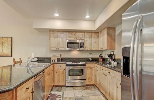 Breckenridge Condominio | Soaring Ceilings + Mins To Gondola/apres-ski - 2br Sleeps 6 2 Bedroom Townhouse by RedAwning