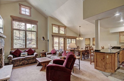 Breckenridge Condominio | Soaring Ceilings + Mins To Gondola/apres-ski - 2br Sleeps 6 2 Bedroom Townhouse by RedAwning