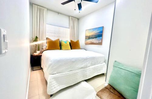 Flamingo/Lummus Apartamento | SOBE MONARCH-WALK TO THE BEACH - OCEAN DRIVE GOOD TIME HOTEL AND ANGLER HOTEL ACROSS THE STREET