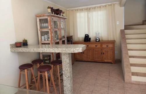Guaratuba Casa | Sobrado aconchegante com Piscina Ar Condicionado 3 quartos a 150 metros do mar no Brejatuba