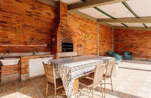 Daniela Casa | Sobrado agradável c/churrasq. 90m do mar RDD657