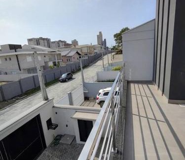 Picarras Casa | Sobrado com piscina, banheira e garagem coberta.