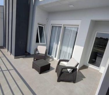 Picarras Casa | Sobrado com piscina, banheira e garagem coberta.