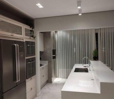 Picarras Casa | Sobrado com piscina, banheira e garagem coberta.