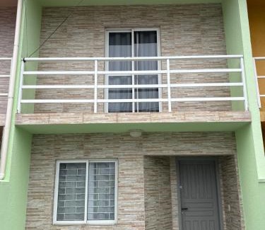 Matinhos Casa | Sobrado confortável a uma quadra do mar.